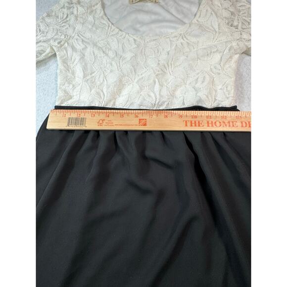 NWT Pixi + Ivy White and Black Dress with Lace Detailed Top Medium 3/4 Sleeve - Picture 4 of 16